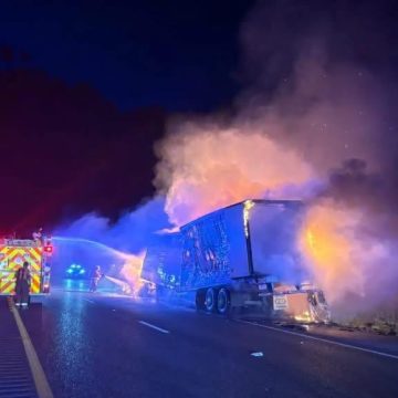 RESCATAN A 39 MIGRANTES ATRAPADOS EN TRÁILER QUE SE INCENDIÓ DURANTE PERSECUCIÓN EN TEXAS