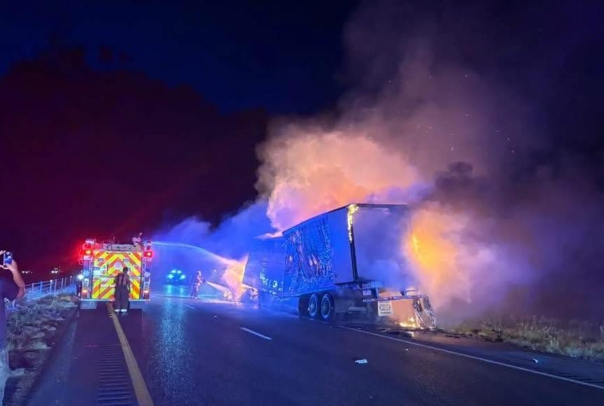 RESCATAN A 39 MIGRANTES ATRAPADOS EN TRÁILER QUE SE INCENDIÓ DURANTE PERSECUCIÓN EN TEXAS
