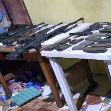 AUTORIDADES DE GUATEMALA INCAUTAN ARMAS DE GUERRA Y MÁS DE 500 MUNICIONES DURANTE ALLANAMIENTO