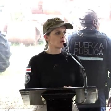 EVACÚAN A LA PRESIDENTA DE COSTA RICA TRAS ESCUCHARSE UNA EXPLOSIÓN DURANTE RECORRIDO EN CRUCITAS