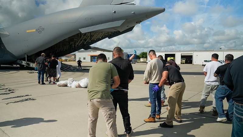 TRIBUNAL AUTORIZA AL GOBIERNO DE TRUMP REANUDAR LAS DEPORTACIONES ACELERADAS EN ESTADOS UNIDOS