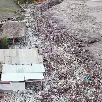 TONELADAS DE BASURA CUBREN PLAYA EN GUATEMALA Y GENERAN PREOCUPACIÓN POR EL IMPACTO AMBIENTAL