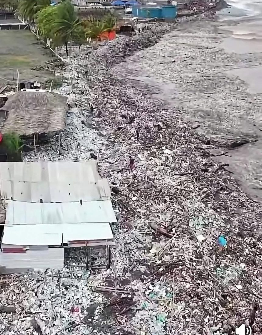 TONELADAS DE BASURA CUBREN PLAYA EN GUATEMALA Y GENERAN PREOCUPACIÓN POR EL IMPACTO AMBIENTAL