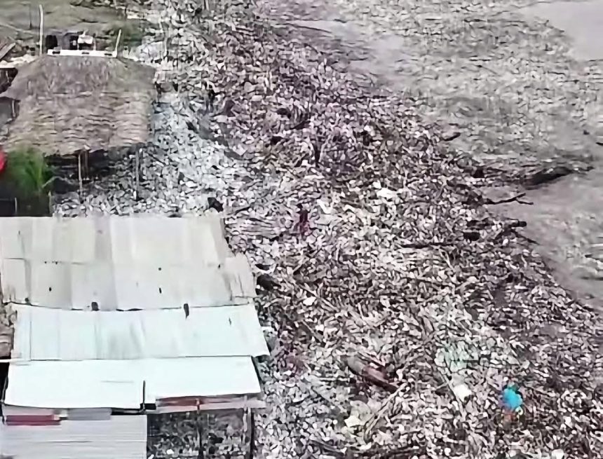 TONELADAS DE BASURA CUBREN PLAYA EN GUATEMALA Y GENERAN PREOCUPACIÓN POR EL IMPACTO AMBIENTAL