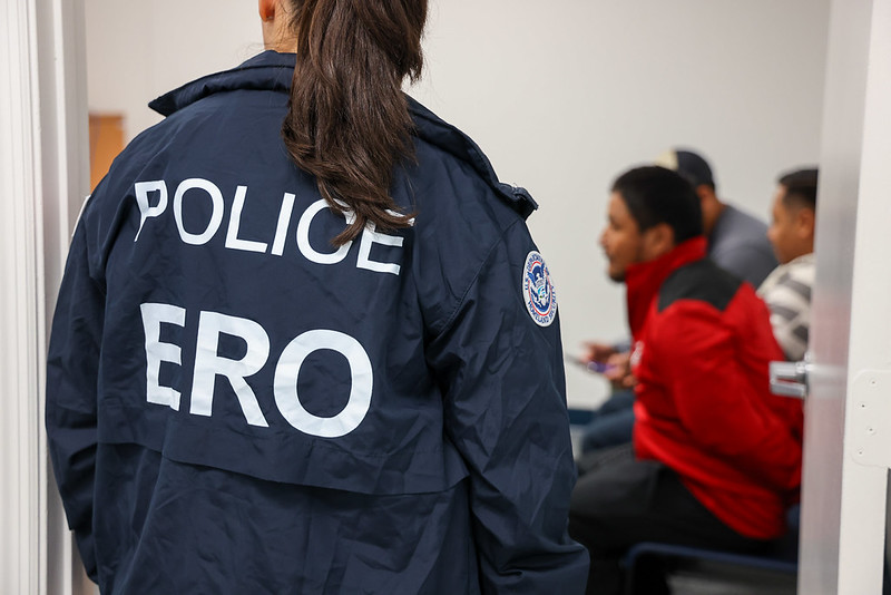 AUMENTA AUSENTISMO EN CORTES DE INMIGRACIÓN DE EE. UU. Y CRECEN ÓRDENES DE DEPORTACIÓN EN AUSENCIA