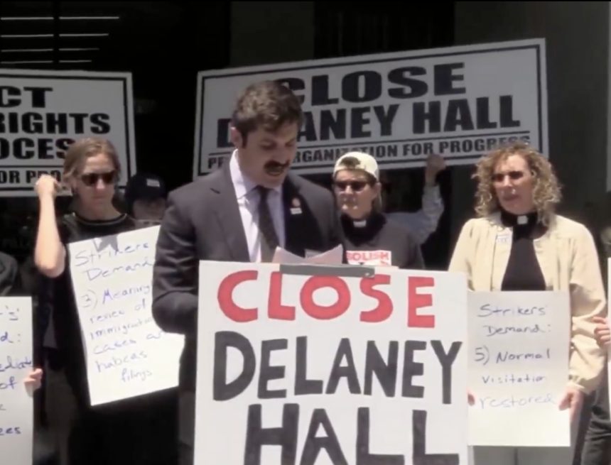 ALCALDE DE NEWARK BUSCARÁ EN TRIBUNALES EL CIERRE DEL CENTRO DE DETENCIÓN DELANEY HALL