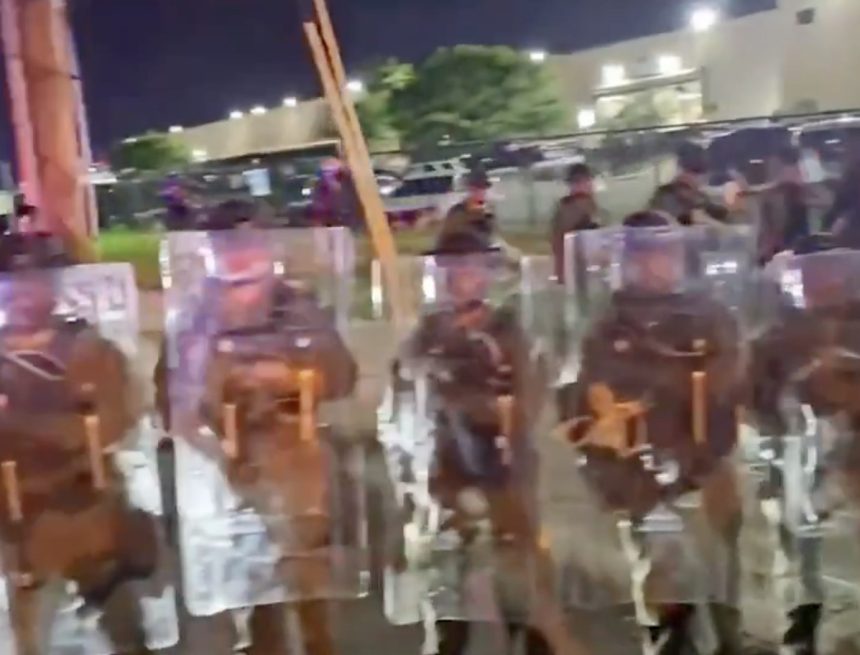 inmi DECENAS DE MANIFESTANTES SON DETENIDOS TRAS INCUMPLIR TOQUE DE QUEDA CERCA DE DELANEY HALL