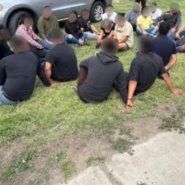 DETIENEN A CONDUCTOR TRAS HALLAR A 20 MIGRANTES OCULTOS EN TRACTOR-REMOLQUE CERCA DE LAREDO