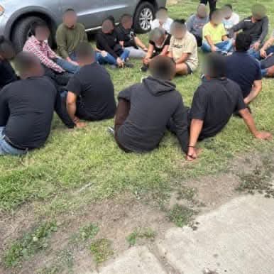 DETIENEN A CONDUCTOR TRAS HALLAR A 20 MIGRANTES OCULTOS EN TRACTOR-REMOLQUE CERCA DE LAREDO