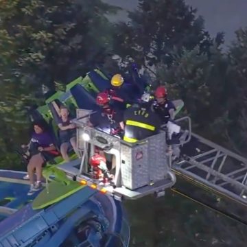 rueda 1 FALLA EN JUEGO MECÁNICO DEJA A VARIOS NIÑOS Y ADULTOS ATRAPADOS POR DOS HORAS EN NUEVA YORK