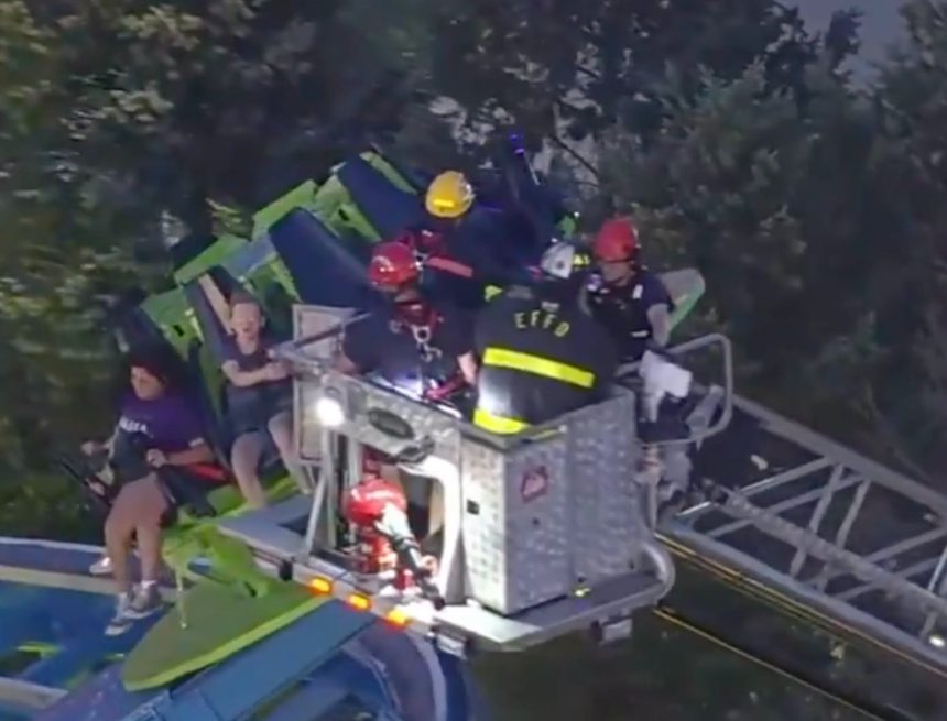 rueda 1 FALLA EN JUEGO MECÁNICO DEJA A VARIOS NIÑOS Y ADULTOS ATRAPADOS POR DOS HORAS EN NUEVA YORK