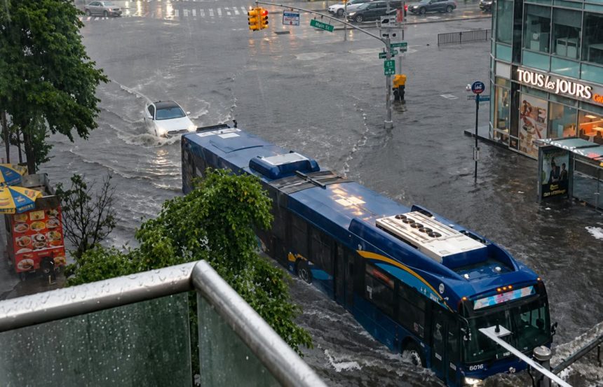 NEW YORK ALERTA POR INUNDACIONES REPENTINAS AFECTA A MILLONES DE PERSONAS EN EL NORESTE DE ESTADOS UNIDOS