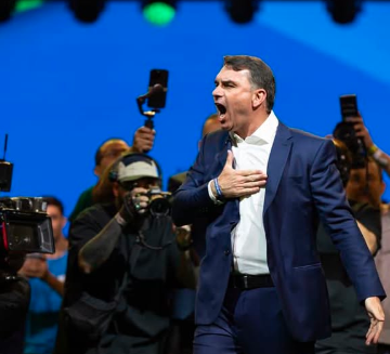 FLÁVIO BOLSONARO OFICIALIZA SU CANDIDATURA A LA PRESIDENCIA DE BRASIL