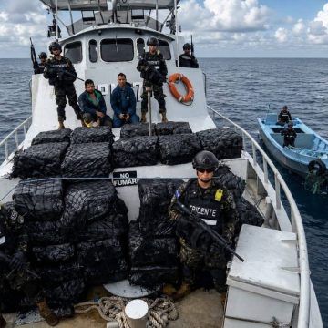 droga 1 MARINA DE EL SALVADOR INCAUTA 1.36 TONELADAS DE COCAÍNA VALORADAS EN $34 MILLONES