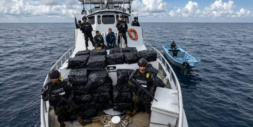 droga 1 MARINA DE EL SALVADOR INCAUTA 1.36 TONELADAS DE COCAÍNA VALORADAS EN $34 MILLONES