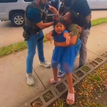NIÑA SUPLICA A AGENTES DE ICE MIENTRAS DETIENEN A SU MADRE EN HOUSTON