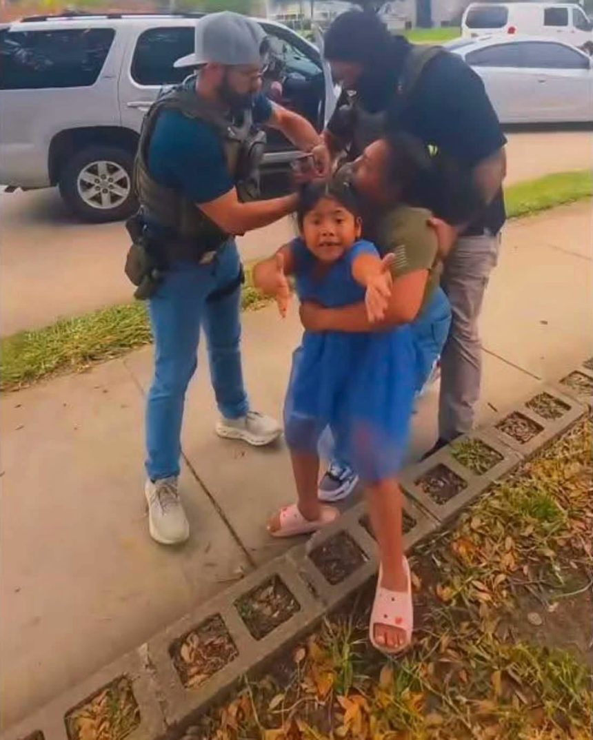 NIÑA SUPLICA A AGENTES DE ICE MIENTRAS DETIENEN A SU MADRE EN HOUSTON