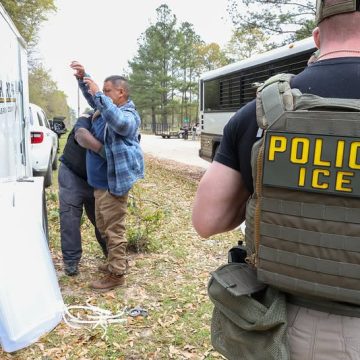 ice 2 ICE ACELERA LOS OPERATIVOS Y JULIO PODRÍA CONVERTIRSE EN EL MES CON MÁS DETENCIONES DE INMIGRANTES