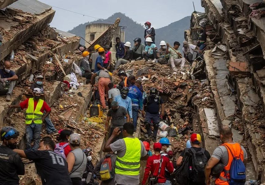 sobre 1 CIFRA DE FALLECIDOS POR LOS TERREMOTOS EN VENEZUELA ASCIENDE A 2,295; CONTINÚAN LAS LABORES DE RESCATE