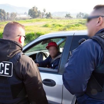 TRUMP DEFIENDE LOS RETENES VEHICULARES DE ICE TRAS RECIENTES OPERATIVOS BAJO INVESTIGACIÓN
