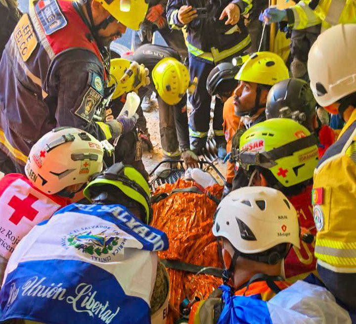 vene 1 RESCATISTAS LOGRAN SALVAR A HOMBRE ATRAPADO DURANTE MÁS DE 72 HORAS BAJO LOS ESCOMBROS EN VENEZUELA