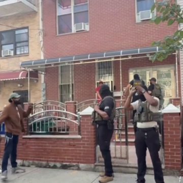 VECINOS CONFRONTAN A AGENTES DE ICE DURANTE OPERATIVO EN NUEVA YORK