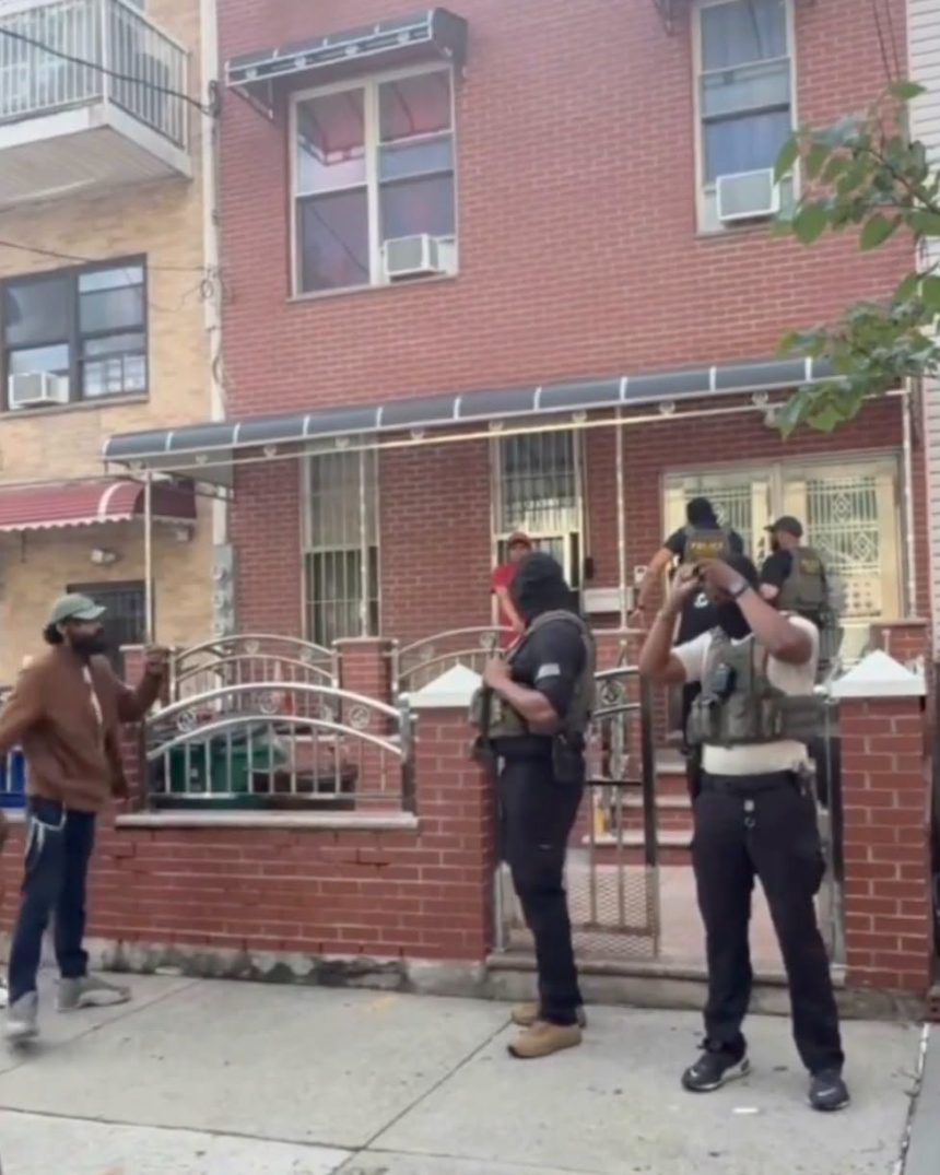 VECINOS CONFRONTAN A AGENTES DE ICE DURANTE OPERATIVO EN NUEVA YORK