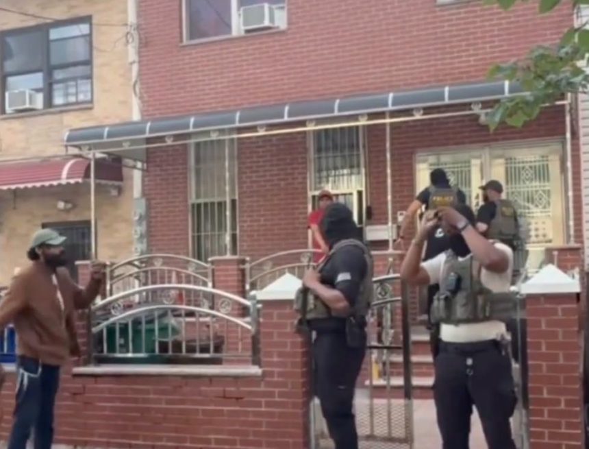 VECINOS CONFRONTAN A AGENTES DE ICE DURANTE OPERATIVO EN NUEVA YORK