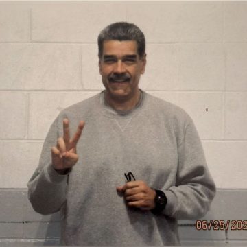 MADURO DESDE BROOKLYN: SONRISA, “V” DE VICTORIA Y MENSAJE DE “ESTAMOS FIRMES”