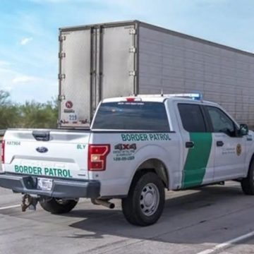 LA MIGRA DETIENE A 95 CAMIONEROS EN ARIZONA; LA MAYORÍA TENÍA LICENCIAS EMITIDAS EN CALIFORNIA