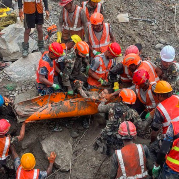 RESCATARON CON VIDA A DOS TRABAJADORES TRAS NUEVE DÍAS ATRAPADOS EN UN TÚNEL DE NEPAL