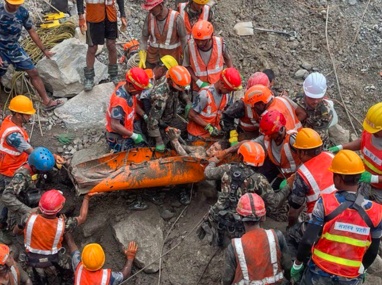 NEPAL 1 RESCATARON CON VIDA A DOS TRABAJADORES TRAS NUEVE DÍAS ATRAPADOS EN UN TÚNEL DE NEPAL