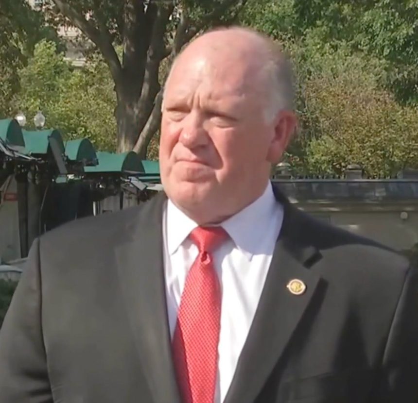 TOM HOMAN DEFIENDE ARRESTOS DE PADRES FRENTE A SUS HIJOS: “TENER UN HIJO CIUDADANO NO LOS HACE INMUNES”