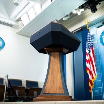 JUEZ ORDENA RESTABLECER TEMPORALMENTE CREDENCIALES DE CNN, MS NOW Y POLITICO EN LA CASA BLANCA