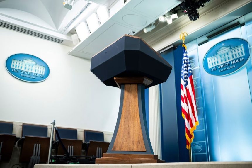 TRUMP JUEZ ORDENA RESTABLECER TEMPORALMENTE CREDENCIALES DE CNN, MS NOW Y POLITICO EN LA CASA BLANCA