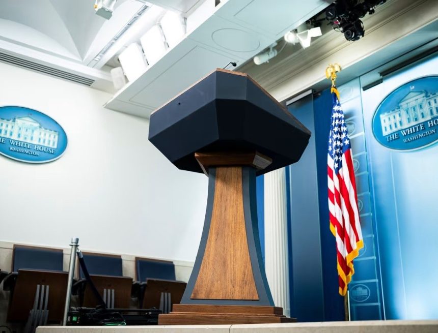TRUMP JUEZ ORDENA RESTABLECER TEMPORALMENTE CREDENCIALES DE CNN, MS NOW Y POLITICO EN LA CASA BLANCA
