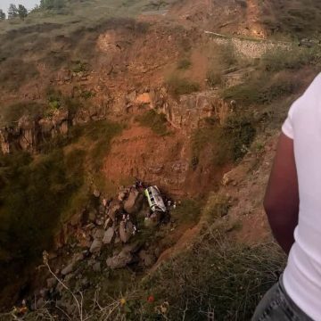 TRAGEDIA EN CABO VERDE DEJA AL MENOS 25 MUERTOS TRAS CAER AUTOBÚS A UN BARRANCO