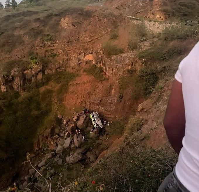 TRAGEDIA EN CABO VERDE DEJA AL MENOS 25 MUERTOS TRAS CAER AUTOBÚS A UN BARRANCO
