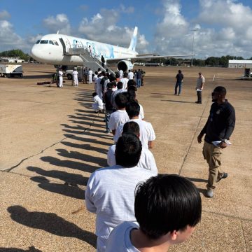 ecua 1 EE.UU. DIFUNDE IMÁGENES DE DECENAS DE INMIGRANTES TRASLADADOS EN AVIÓN CON DESTINO A ECUADOR