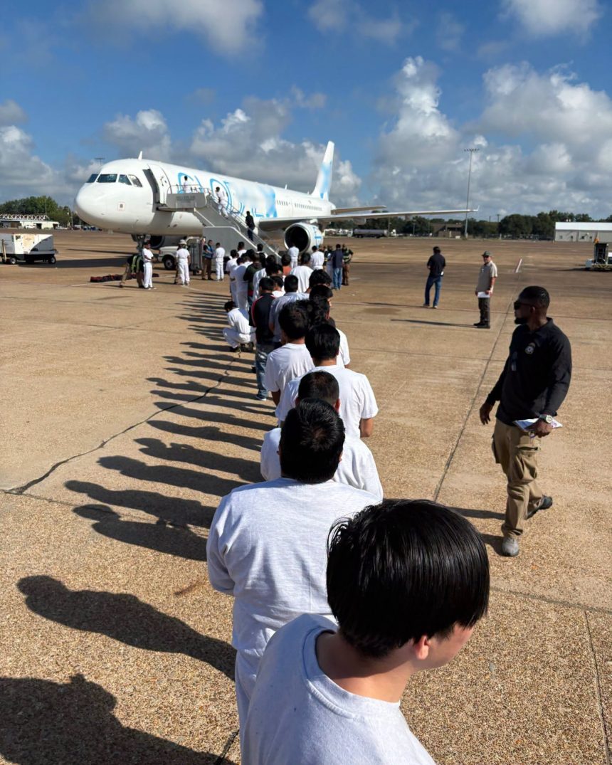 EE.UU. DIFUNDE IMÁGENES DE DECENAS DE INMIGRANTES TRASLADADOS EN AVIÓN CON DESTINO A ECUADOR