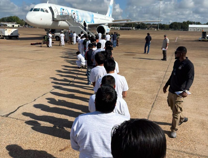 ecua 1 EE.UU. DIFUNDE IMÁGENES DE DECENAS DE INMIGRANTES TRASLADADOS EN AVIÓN CON DESTINO A ECUADOR