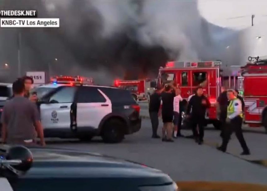 HELICÓPTERO DE NOTICIAS SE ESTRELLA EN LOS ÁNGELES Y MUEREN LA REPORTERA ELIANA MORENO Y EL PILOTO
