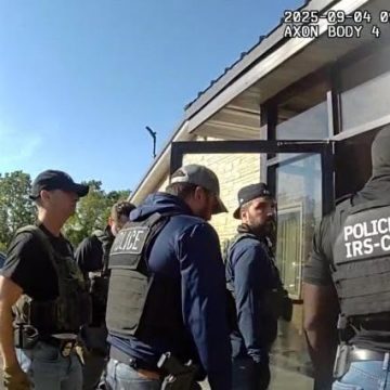 TRABAJADORES DEMANDAN AL GOBIERNO DE EE. UU. POR REDADA EN FÁBRICA DE NUEVA YORK