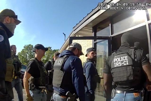 TRABAJADORES DEMANDAN AL GOBIERNO DE EE. UU. POR REDADA EN FÁBRICA DE NUEVA YORK