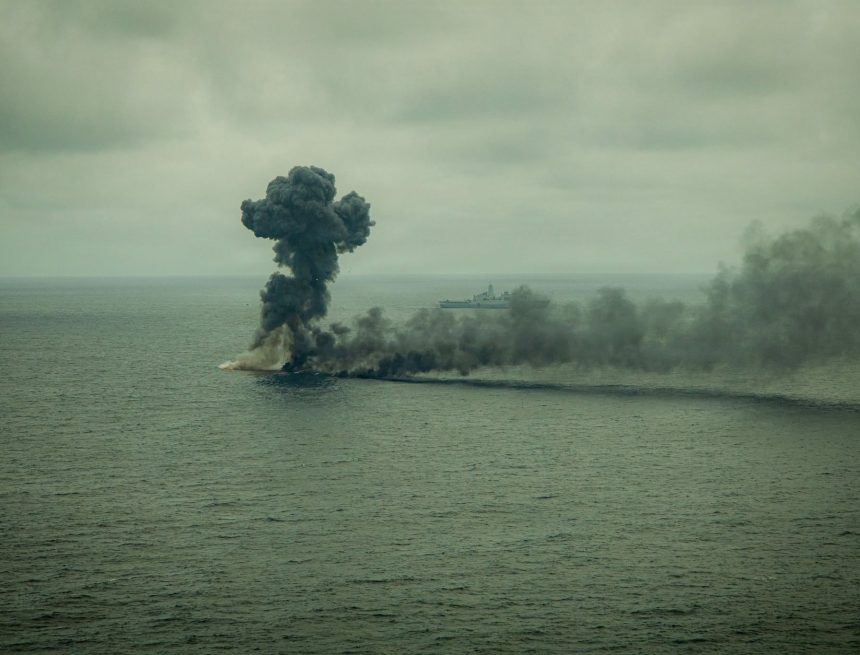 OCHO MARINES ESTADOUNIDENSES RESULTAN HERIDOS TRAS IMPACTO DE MISIL IRANÍ EN EL ESTRECHO DE ORMUZ