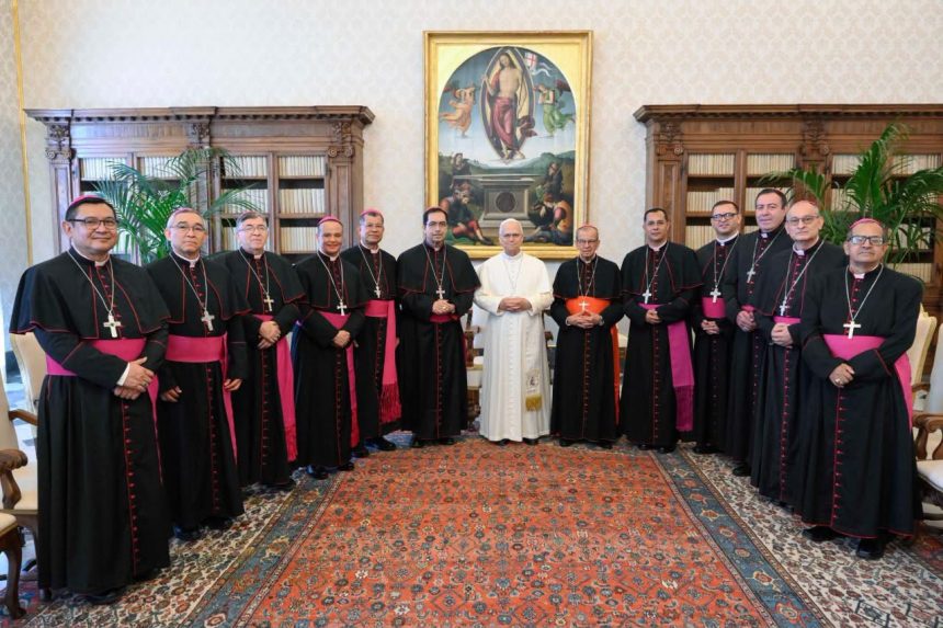 papa 4 PAPA LEÓN XIV RECIBE A OBISPOS DE EL SALVADOR Y RECIBE RELIQUIA DE SAN ÓSCAR ROMERO