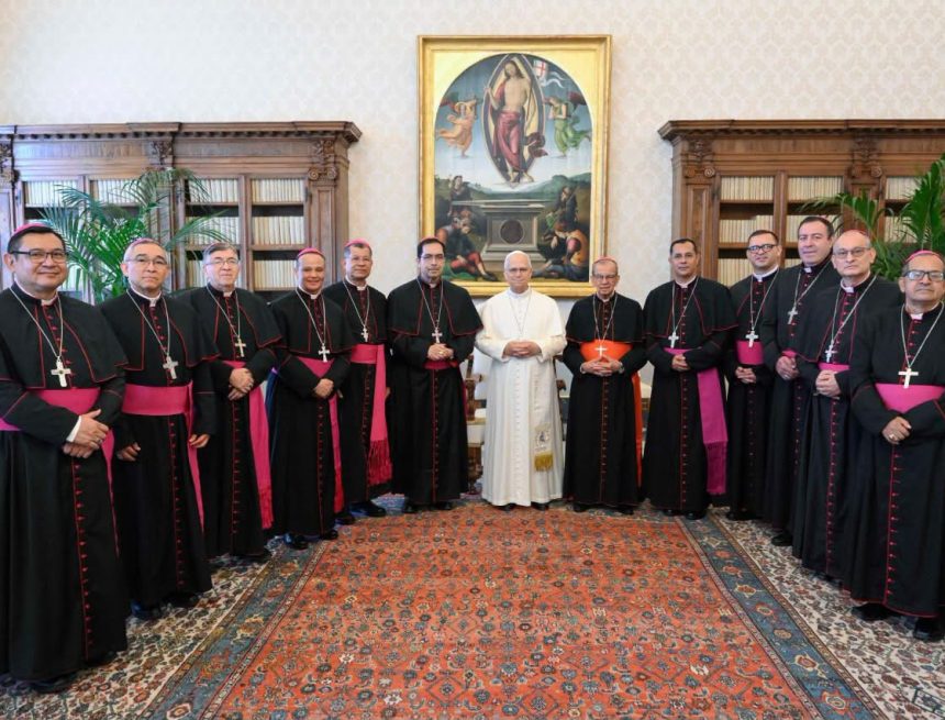 PAPA LEÓN XIV RECIBE A OBISPOS DE EL SALVADOR Y RECIBE RELIQUIA DE SAN ÓSCAR ROMERO