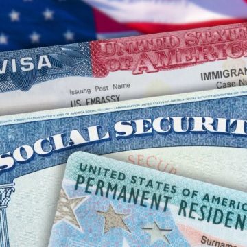 NUEVA YORK DEMANDA AL GOBIERNO DE TRUMP PARA FRENAR REGLA QUE PODRÍA AFECTAR LAS GREEN CARDS