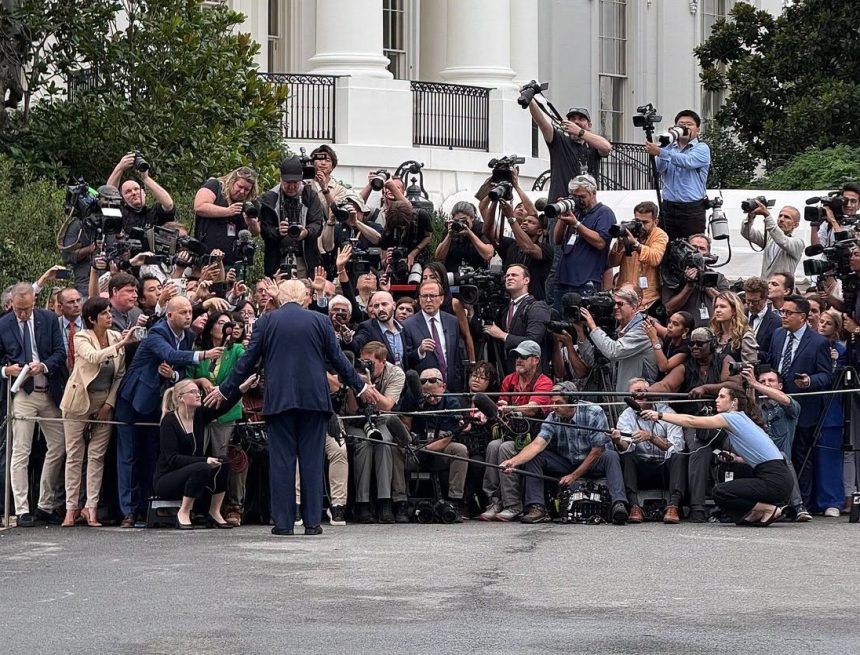 PRINCIPALES CADENAS DE TELEVISIÓN SUSPENDEN COBERTURA CONJUNTA DE TRUMP TRAS VETO A CNN