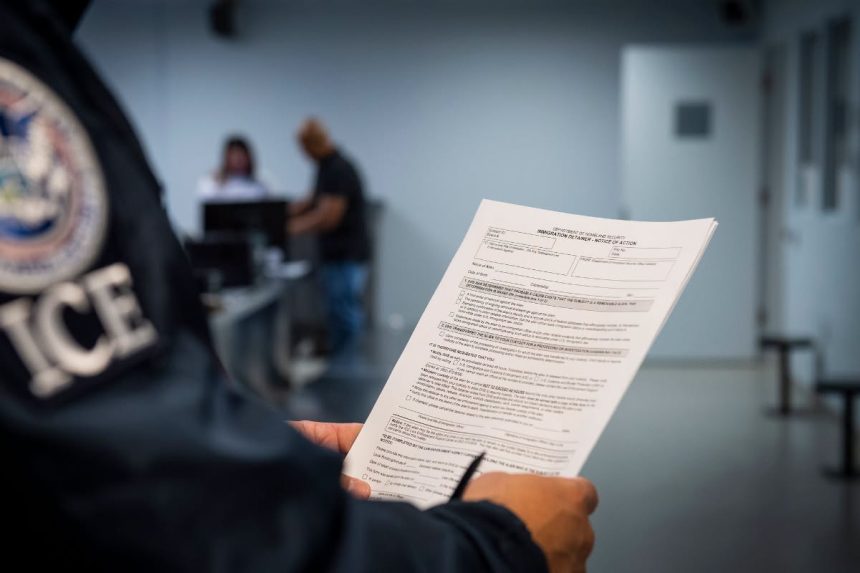 JUEZ FEDERAL BLOQUEA TEMPORALMENTE MULTAS DE HASTA 1.8 MILLONES DE DÓLARES A INMIGRANTES EN EE. UU.
